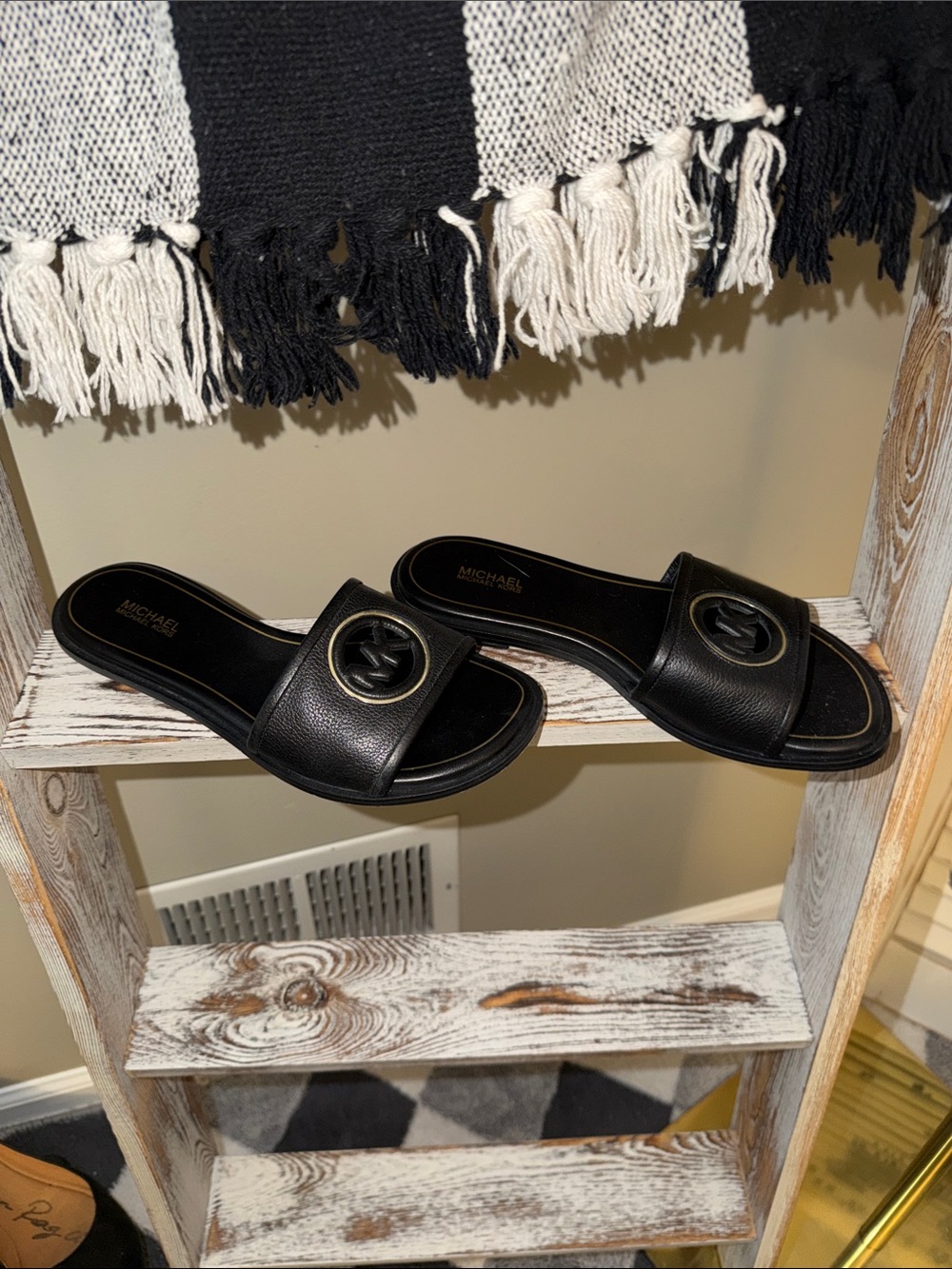 MICHAEL KORS OUTLET
DEANNA CUTOUT LEATHER SLIDE SANDAL